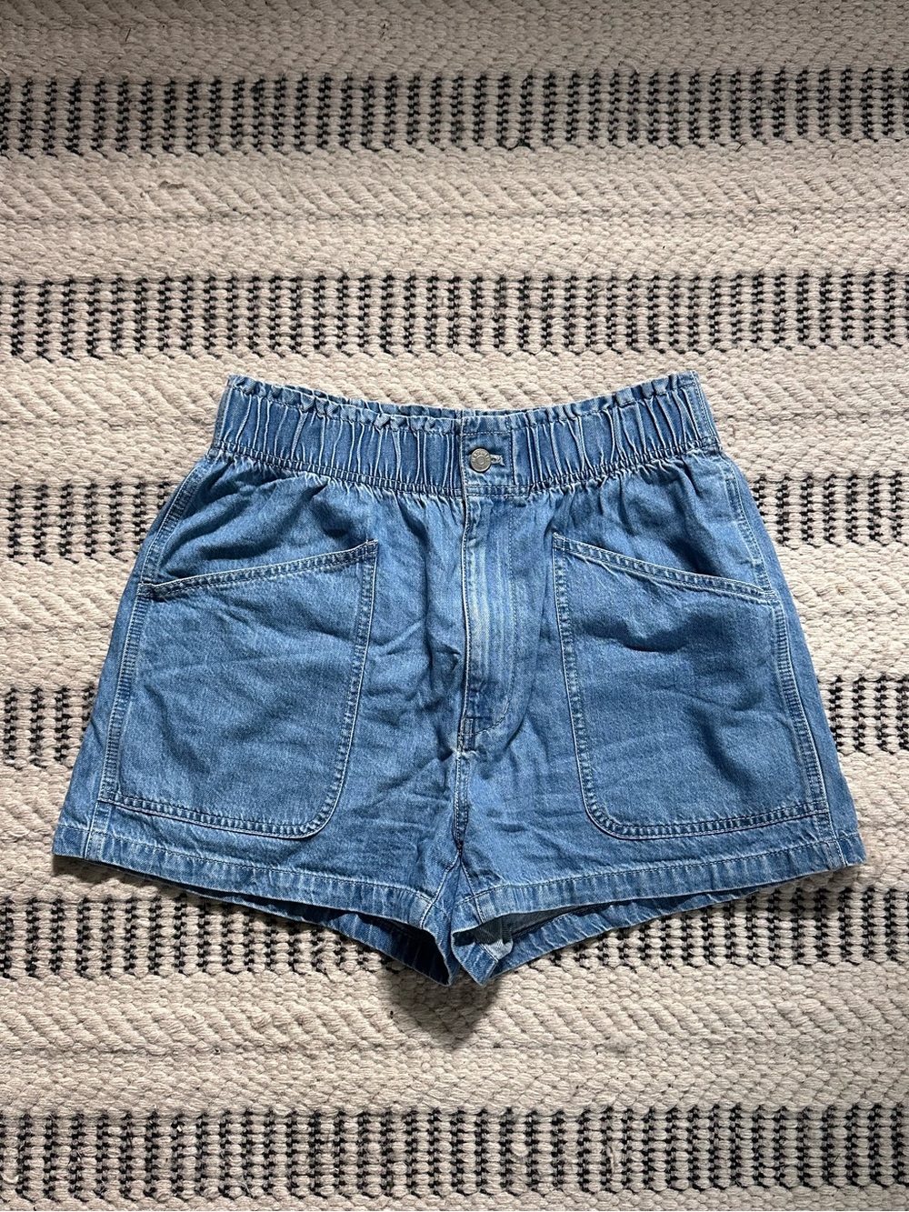 Elastic waist denim shorts